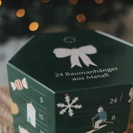   Adventi kalendárium – 24 különleges metál karácsonyfadísszel