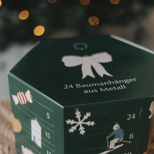 Adventi kalendárium – 24 különleges metál karácsonyfadísszel