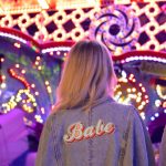 'Babe' vasalható felirat